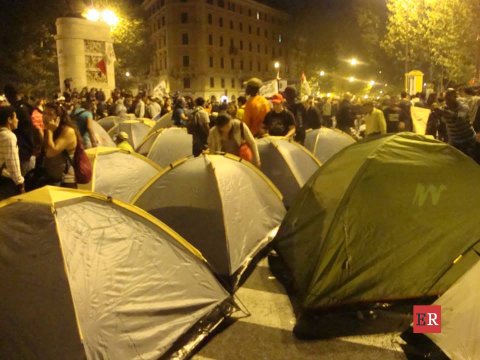  Tendopoli notturna dei manifestanti Porta Pia