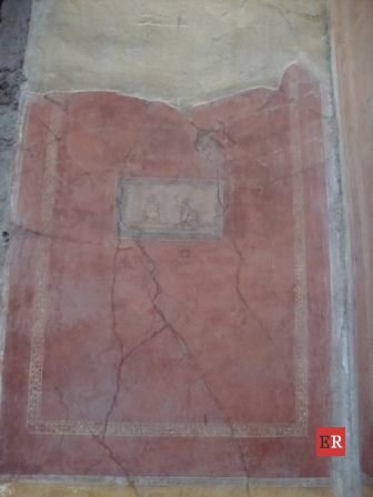  Interno domus con affreschi rosso "pompeiano"