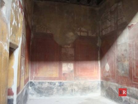 Interno domus con affreschi rosso "pompeiano"